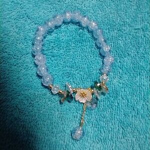 Goldtone blue beaded cracked glass white flower floral stretch bracelet